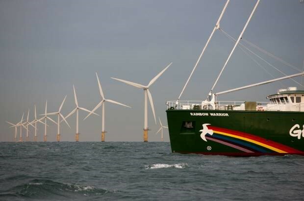 Rainbow warrior windenergie copyright Bas Beentjes Greenpeace